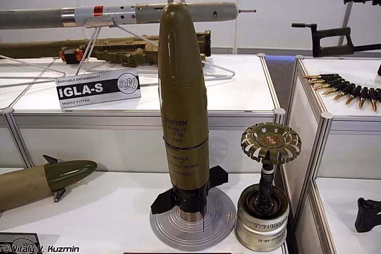 T-90M được trang bị tháp pháo mới khác với module chiến đấu sản xuất hàng loạt, trang bị động cơ 1.130 mã lực. T-90M được trang bị pháo cỡ nòng 125mm loại mới, có thể bắn các loại đạn pháo mới và phóng tên lửa có điều khiển qua nòng, khả năng tiêu diệt mục tiêu đến 5km. 