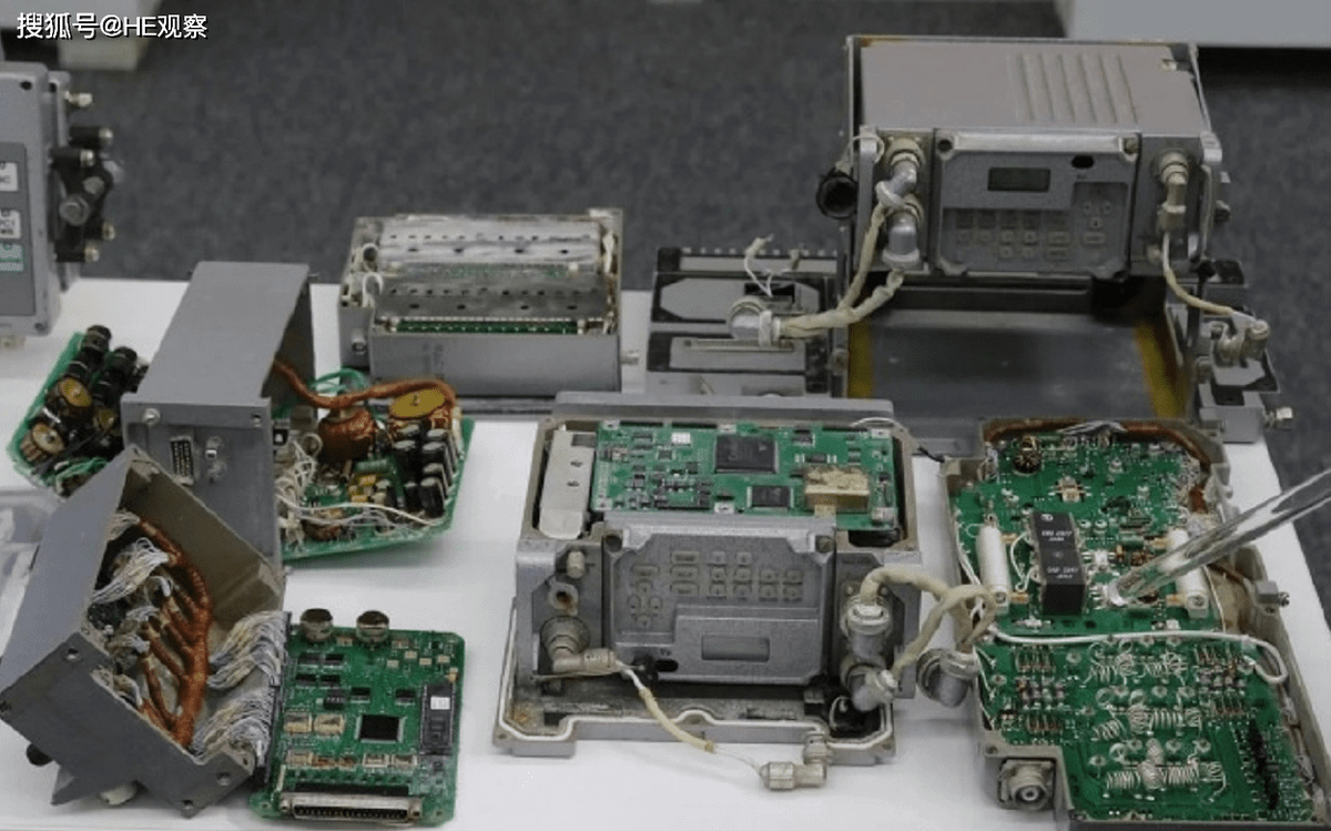 Thượng tá Andre Rudik cho biết, hầu hết các thiết bị điện tử của T-90M, đặc biệt là các “bộ phận cốt lõi”, đều có nguồn gốc nhập khẩu từ phương Tây hoặc các nước khác; kể cả việc sử dụng các “linh kiện điện tử trong đồ gia dụng”(?). Dẫn đến hiệu suất và độ tin cậy của các thiết bị trên xe không cao. 