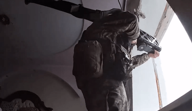 Xạ thủ phòng không của Ukraine đã phục kích khéo léo trong một ngôi nhà dân ở trong thành phố. Chiếc Su-24 bị bắn rơi sau đó đã lao xuống một khu rừng gần ngôi làng Operting ở phía nam thành phố Bakhmut; sau khi chiếc máy bay chiến đấu rơi xuống đất đã phát nổ và bốc khói dày đặc. 