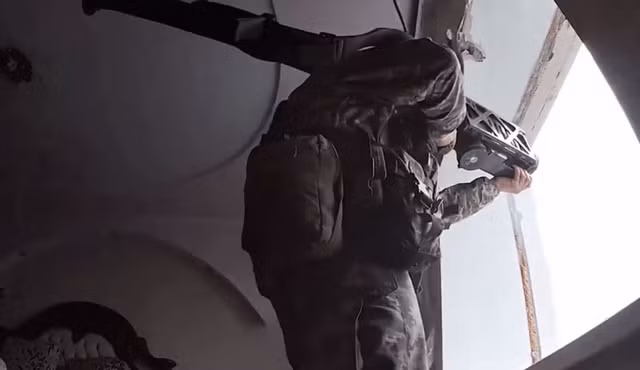 Xạ thủ phòng không của Ukraine đã phục kích khéo léo trong một ngôi nhà dân ở trong thành phố. Chiếc Su-24 bị bắn rơi sau đó đã lao xuống một khu rừng gần ngôi làng Operting ở phía nam thành phố Bakhmut; sau khi chiếc máy bay chiến đấu rơi xuống đất đã phát nổ và bốc khói dày đặc. 