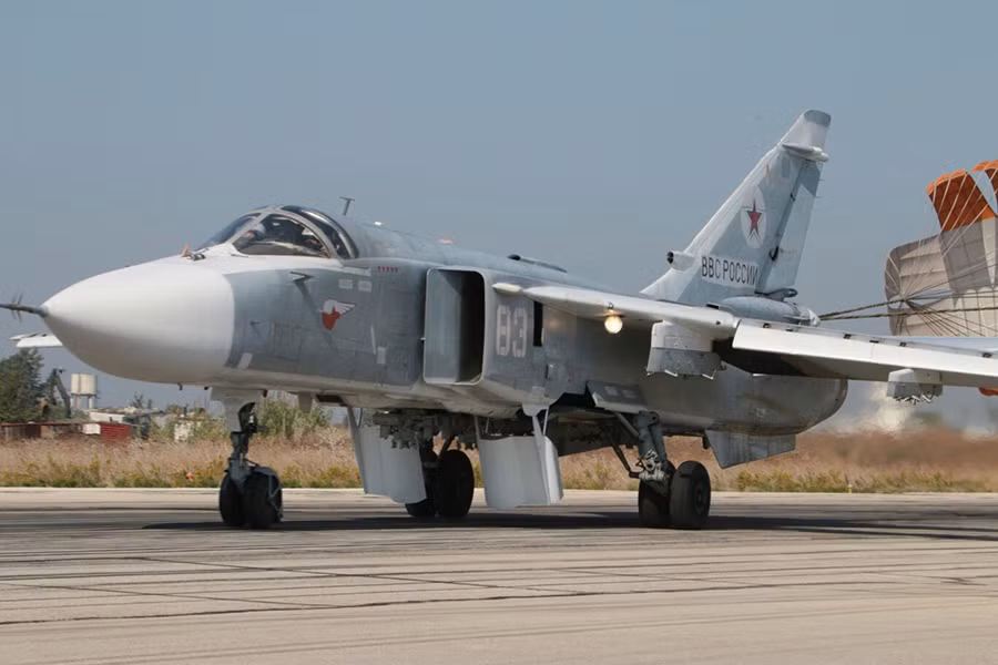 Hơn nữa, so với các máy bay chiến đấu Su-34 hay Su-57 tiên tiến hơn, bản thân Su-24M có chi phí bảo dưỡng thấp hơn, phù hợp hơn để triển khai và sử dụng ở một số căn cứ tiền tuyến với điều kiện dã chiến và đặc biệt là tận dụng được số bom khổng lồ từ thời Liên Xô để lại. 