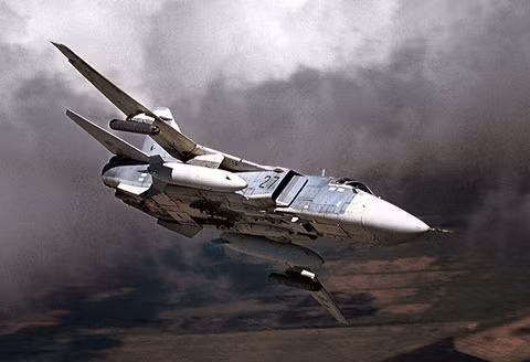 Điều gây tò mò là tại sao tiêm kích bom Su-24 đã ra đời hơn 50 năm và chiếc sản xuất mới nhất đã cách đây gần 40 năm, thường xuyên bị bắn hạ và tai nạn; mà vẫn có thể ngồi vững ở vị trí máy bay ném bom chủ lực của Không quân Nga? 