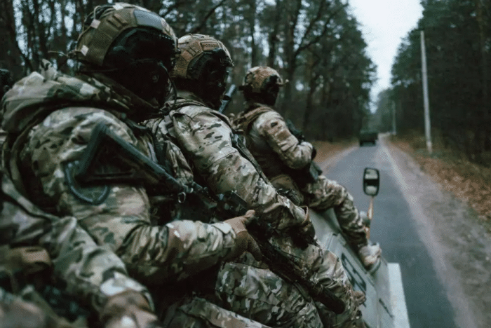 Dù sao Nga có vũ khí hạt nhân trong tay, có thể đảm bảo không có quốc gia nào dám trực tiếp tham chiến với Nga. Cùng với đó là năng lượng được cung cấp đầy đủ, cơ sở hạ tầng nguyên vẹn, cơ cấu dân số bình thường, sinh viên đại học không cần thực hiện nghĩa vụ quân sự; những điều kiện tiên quyết này giúp Nga có thể tiến hành cuộc chiến kéo dài với Ukraine mà không quá lo lắng. 