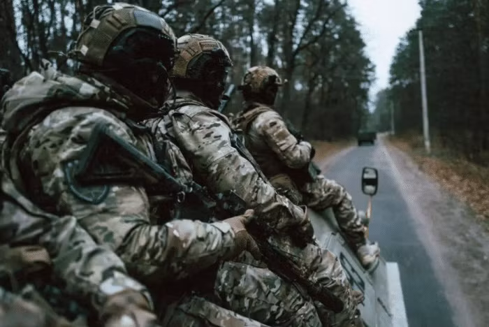 Dù sao Nga có vũ khí hạt nhân trong tay, có thể đảm bảo không có quốc gia nào dám trực tiếp tham chiến với Nga. Cùng với đó là năng lượng được cung cấp đầy đủ, cơ sở hạ tầng nguyên vẹn, cơ cấu dân số bình thường, sinh viên đại học không cần thực hiện nghĩa vụ quân sự; những điều kiện tiên quyết này giúp Nga có thể tiến hành cuộc chiến kéo dài với Ukraine mà không quá lo lắng. 