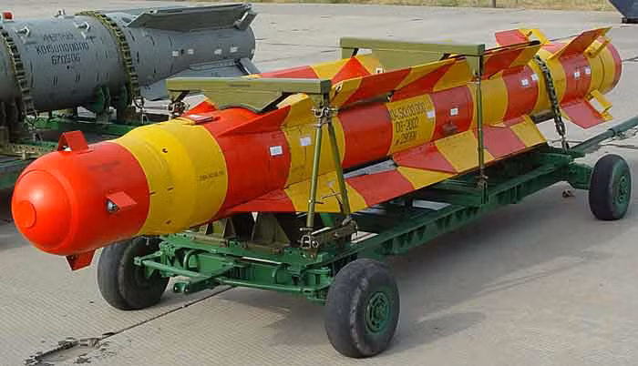 Bom K08BE dẫn đường bằng vệ tinh này cũng có công nghệ “nổ chậm thông minh”. Nó chủ yếu được sử dụng để tấn công các mục tiêu kiên cố, khoan sâu vào mục tiêu sau đó mới phát nổ; ngoài ra còn có thể tấn công các mục tiêu bọc thép lớn khác nhau. Đó là một sự kết hợp khác giữa “trí thông minh” và các cuộc tấn công chính xác.