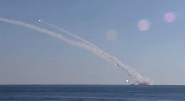 Bằng việc đúc kết kinh nghiệm chiến đấu thực tế, Nga đã liên tục nâng cấp và cải tiến tên lửa hành trình Calibre. Ngày nay, loại tên lửa này đã trở thành “mũi tên sắc bén” để quân đội Nga thực hiện các cuộc tấn công chính xác tầm xa, là vũ khí để Nga tiến hành cuộc chơi quân sự với Mỹ và phương Tây. Nguồn ảnh: Pinterest.