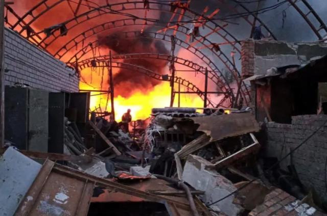 Vào ngày 6/8 vừa qua, khi quân Ukraine tiến vào Kursk, ban đầu phía Nga nghĩ rằng, sau khi quân Ukraine tiến vào Kursk, họ chỉ chiếm đóng một số ngôi làng và cắm cờ tuyên bố chiến thắng. Sau khi chụp được bức ảnh, họ sẽ nhanh chóng trốn thoát trước khi Quân đội Nga kịp phản ứng, chủ yếu dùng làm tư liệu tuyên truyền. 