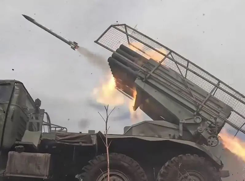 Còn tại chiến trường Donbass, khi Quân đội Ukraine không còn lực lượng dự bị vì đã dồn cho hướng mặt trận Kursk. Trong hai tháng qua, Quân đội Nga đã đột phá ba tuyến phòng thủ bên ngoài thành phố Pokrovsk. Hiện tại đã tiến vào tuyến phòng thủ cuối cùng bên ngoài Pokrovsk. Sau khi đột phá, Quân đội Nga sẽ bắt đầu một cuộc đột phá quy mô lớn.