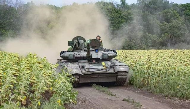 Có thể nhận thấy, Bộ chỉ huy tiền phương Quân đội Ukraine tại mặt trận Kursk đã tung hết lực lượng tinh nhuệ, quyết tâm đánh chiếm vùng Glushkovo và giành chiến thắng đậm để cổ vũ Đảng Dân chủ trong cuộc bầu cử Mỹ. Theo thông tin của Nga, Quân đội Ukraine đang mở cuộc tấn công liên tục dọc theo Krasnooktyabr'skiy, ở phía tây nam khu vực Glushkovo.