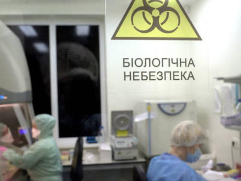 Báo cáo cho biết, Bộ Quốc phòng Nga cũng đã công bố một mẫu đăng ký xác nhận rằng, 30 phòng thí nghiệm của Ukraine có tham gia vào các dự án nghiên cứu sinh học của Mỹ. Ngoài ra, Mỹ và các nhà thầu của họ, được hưởng quy chế miễn thuế ở Ukraine.