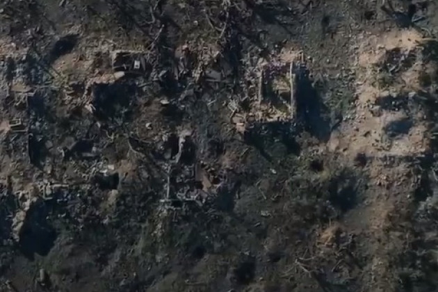 Còn làng Andreevka, một ngôi làng nhỏ, nằm sát gần làng Kleshcheevka giờ đây không còn tồn tại. Sau nhiều tháng giao tranh ác liệt, pháo kích và xung đột ác liệt đã biến ngôi làng ấm cúng một thời, thành một cánh đồng đổ nát và hủy diệt.