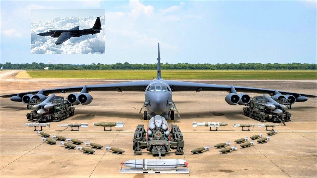 Nhưng trong khi chiếc máy bay ném bom B-52 được chế tạo để chuyên làm nhiệm vụ không kích (lúc đầu làm nhiệm vụ tiến công hạt nhân, vào sâu trong lãnh thổ Liên Xô), thì U-2 được chế tạo để chuyên nhiệm vụ do thám và nó không được trang bị bất kỳ loại vũ khí nào.