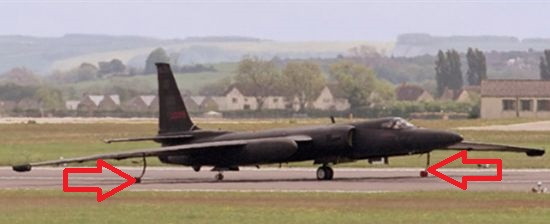 Thiết kế này đã giúp giảm trọng lượng rất nhiều của chiếc U-2, giúp nó đạt được độ cao mong muốn. Khi cất cánh, hai bánh xe phụ sẽ được gắn vào cánh máy bay, mỗi cánh có một bánh xe; sau khi cất cánh, chúng sẽ được thả xuống và máy bay sẽ tự do lên đến độ cao cần thiết. 