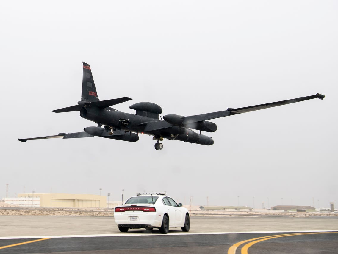 Để không hư hại máy bay, khi U-2 hạ cánh, phi công sẽ được hỗ trợ bởi một nhóm nhân viên mặt đất, dẫn đầu bởi một “chiếc xe đuổi theo”, sẽ đi sau chiếc U-2 hạ cánh và gửi lại thông tin như độ cao và vị trí của nó cho phi công.