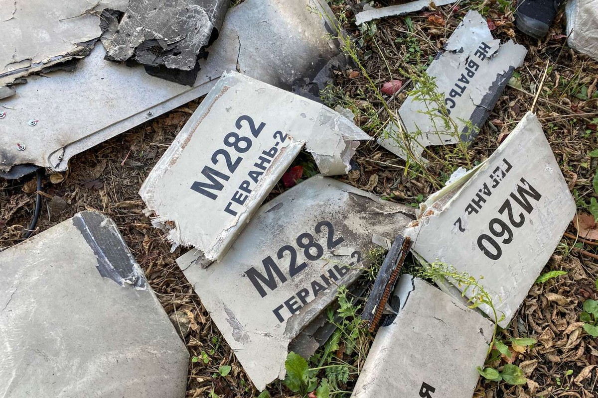 Ngược lại, cho đến tháng 5/2023, người Nga đã dán số sê-ri bắt đầu bằng chữ “M” cho UAV Geran-2 của họ. Ví dụ: UAV Geran-2 được đóng dấu số sê-ri M205 và M214 xuất hiện vào tháng 9/2022; chiếc Geran-2 được gắn sê-ri M293 và M1063 lần lượt được phát hiện vào tháng 10/2022 và tháng 5/2023. 