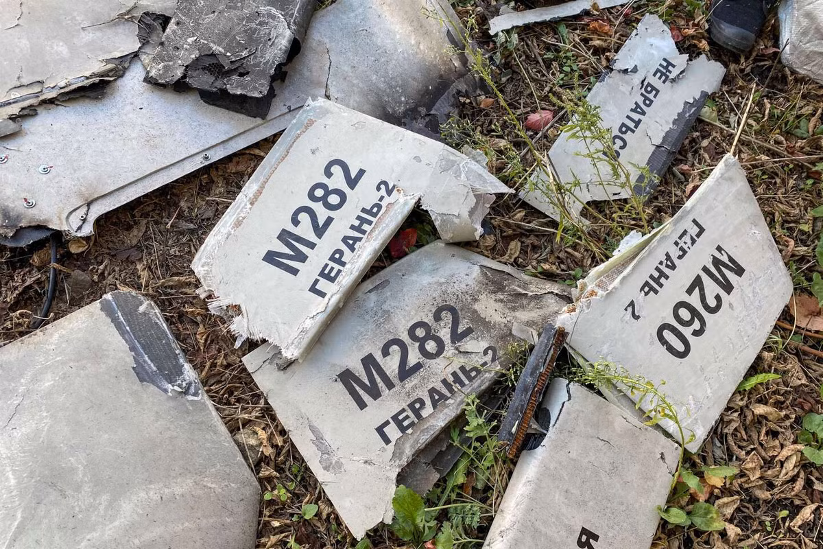 Ngược lại, cho đến tháng 5/2023, người Nga đã dán số sê-ri bắt đầu bằng chữ “M” cho UAV Geran-2 của họ. Ví dụ: UAV Geran-2 được đóng dấu số sê-ri M205 và M214 xuất hiện vào tháng 9/2022; chiếc Geran-2 được gắn sê-ri M293 và M1063 lần lượt được phát hiện vào tháng 10/2022 và tháng 5/2023. 