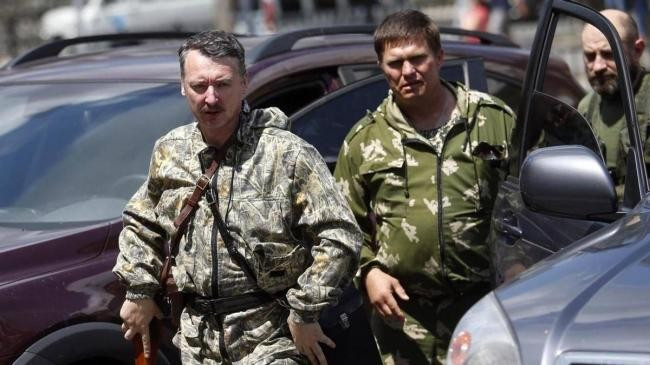 Ông Strelkov (bìa trái), nguyên cựu lãnh đạo nhà nước cộng hòa nhân dân Donetsk tự xưng (DPR), người được coi là “luôn nói thẳng” thì cho rằng, việc quân Nga tràn ngập Bakhmut cũng không tạo ra sự thay đổi đáng kể nào trên chiến trường. Ông nhấn mạnh, cả Nga và Ukraine đều đang tích cực chuẩn bị cho cuộc chiến sắp tới. 