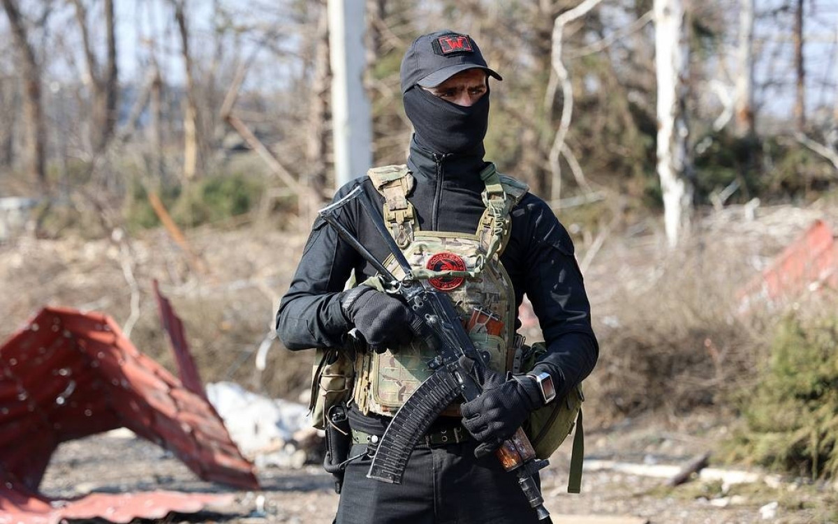 Ông Strelkov cho biết, Quân đội Ukraine mặc dù buộc phải triệt thoái khỏi trung tâm thành phố Bakhmut, nhưng vẫn kiểm soát nhà ga và tuyên bố của ông Prigogine về việc tràn ngập trung tâm Bakhmut, cũng giống như quân Đức phát xít trong thế chiến 2, luôn tuyên bố chiếm đóng Stalingrad; nhưng sự thật thì không phải đúng như vậy.