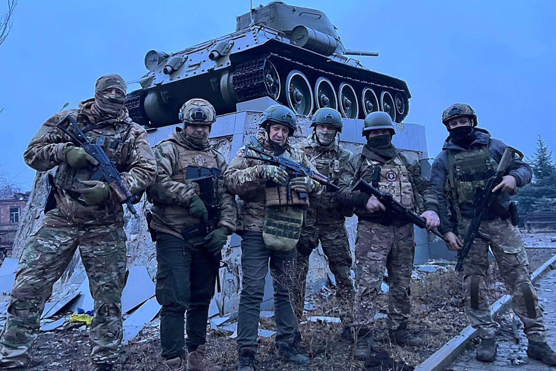 Trong khoảng sáu tháng trở lại đây, liên tục có tin tức quân Nga đã tràn ngập được Bakhmut; mặc dù đây chỉ là một thành phố nhỏ, dân số chỉ khoảng 75.000 người trước chiến tranh; nhưng Quân đội Nga, đặc biệt là lực lượng lính đánh thuê Wagner, đã tập trung rất nhiều lực lượng và vũ khí vào đây.