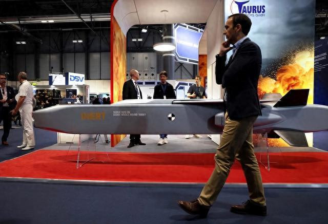 Trong cuộc phỏng vấn với hãng tin Mỹ CNN, tướng Alexander Tarnavsky, Tư lệnh chiến trường miền Nam Ukraine, chỉ huy cụm quân Tavriya tấn công Zaporozhye, nói rõ rằng ông không có ý định tấn công Crimea, đặc biệt là Sevastopol. 