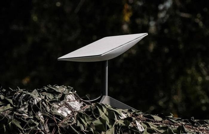 Trong khi đó trên hướng mặt trận Kursk, Lực lượng Vũ trang Ukraine phàn nàn rằng, họ đang bị "mù"; các hệ thống liên lạc, chỉ huy và sử dụng UAV… có sử dụng mạng Internet đã không thể hoạt động. Nguyên nhân là do lãnh thổ Nga không thể sử dụng mạng Starlink, do tỷ phú Musk tuân thủ các lệnh trừng phạt chống lại Nga. 