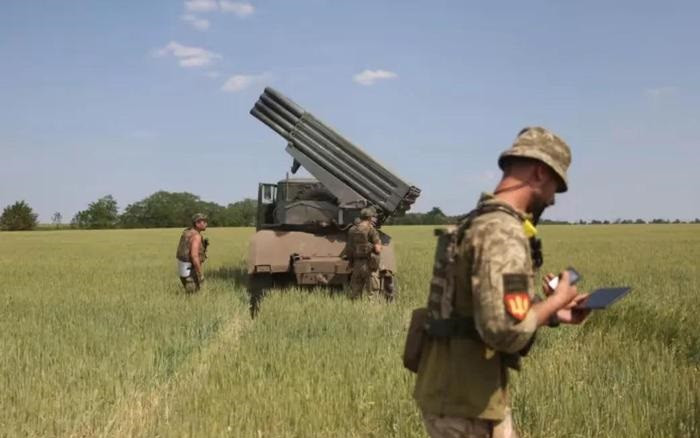 Rõ ràng, đây là một sai lầm lớn về mặt chiến thuật của Ukraine. Họ đã không thảo luận trước vấn đề này với phương Tây và chỉ phát hiện ra sơ hở lớn như vậy sau khi tiến vào lãnh thổ Nga. Trong hơn hai năm kể từ khi bị phương Tây trừng phạt, Nga vẫn có thể tiến hành các hoạt động mà không cần dựa vào Starlink và không hề bị ảnh hưởng gì. 