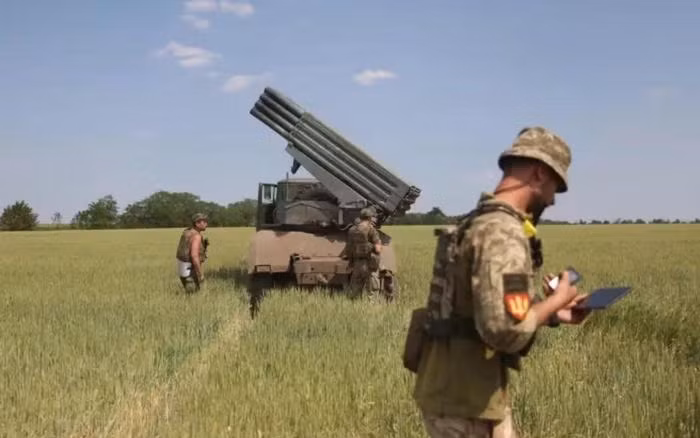 Rõ ràng, đây là một sai lầm lớn về mặt chiến thuật của Ukraine. Họ đã không thảo luận trước vấn đề này với phương Tây và chỉ phát hiện ra sơ hở lớn như vậy sau khi tiến vào lãnh thổ Nga. Trong hơn hai năm kể từ khi bị phương Tây trừng phạt, Nga vẫn có thể tiến hành các hoạt động mà không cần dựa vào Starlink và không hề bị ảnh hưởng gì. 