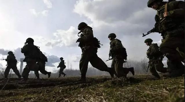 Chiến thắng của Quân đội Nga tại Donbass không phải ngẫu nhiên, mà họ có lợi thế tuyệt đối về quân số và hỏa lực, chiến thuật tấn công bộ binh và khả năng tác chiến điện tử. Ngoài ra, Quân đội Nga còn sử dụng chiến tranh tâm lý và chiến tranh tình báo chính xác để liên tục làm suy yếu ý chí và tinh thần chiến đấu của Quân đội Ukraine. 