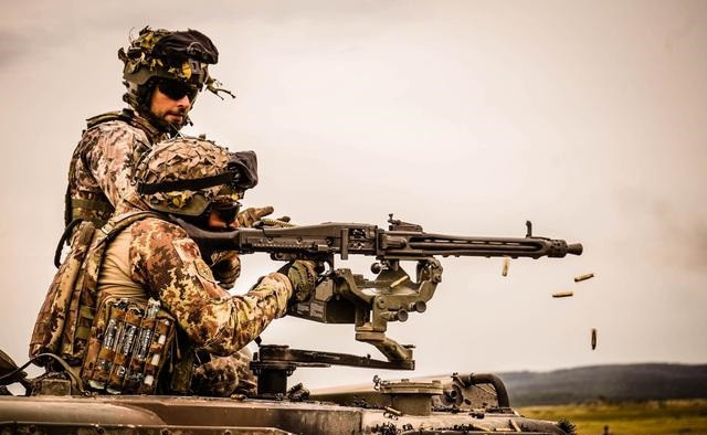 Tuy nhiên, đạn pháo của Nga đã khoan thẳng từ mái nhà, xóa sổ ngay lập tức ba nhóm súng máy của quân đội Ukraine chỉ bằng một phát bắn. Có thể nói, sau sự thay đổi chiến thuật vừa qua, thế trận tấn công của quân Nga vẫn rất hiệu quả. Mặc dù quân Nga và lực lượng Wagner, cũng phải chịu không ít thương vong.