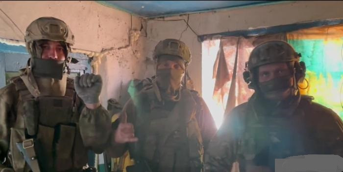 Khi cuộc xung đột Nga-Ukraine lên tới đỉnh điểm như hiện nay, cả Nga và Ukraine đều rơi vào tình trạng thiếu nguồn lực quân sự; do đó Ukraine chủ yếu “đo lường thành tích” của mình, bằng cách kiểm soát các ngôi làng nhỏ; còn Nga thì cố gắng tiêu hao quân số, vũ khí của Ukraine càng nhiều càng tốt. 