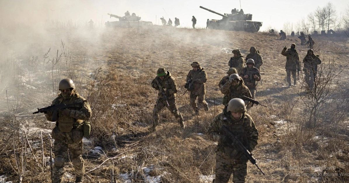 Học thuyết quân sự phương Tây cho rằng để tấn công một hệ thống phòng thủ của đối phương, lực lượng tấn công ít nhất phải gấp ba lần quân số của đối phương và sử dụng sự kết hợp nhuần nhuyễn giữa lực lượng không quân và bộ binh. Trong khi đó, quân đội Ukraine lại thiếu số lượng lớn binh sĩ, không có không quân và thiếu hỏa lực pháo binh để có thể thực hiện như chiến thuật của phương Tây.