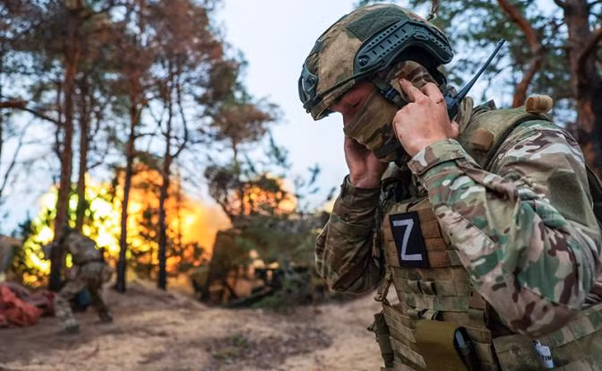 Về vũ khí trang bị: trước đây, vũ khí của Quân đội Nga so với Quân đội Ukraine có thể là so “phấn với vôi”; nhưng hiện tại, với sự trợ giúp của phương Tây, khoảng cách đã được thu lại. Từ vũ khí hạng nhẹ đến hạng nặng, đủ loại vũ khí mới lần lượt xuất hiện trong Quân đội Ukraine, điều này khiến Quân đội Nga phải chịu một áp lực nhất định.