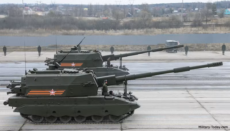 Nhờ hệ thống nạp đạn tự động, Koalitsiya-SV có thể đạt tốc độ bắn tối đa 15-20 phát/phút, nhanh gấp ba lần mẫu pháo tự hành M109 Paladin của Mỹ. Ngoài ra nhờ mức độ tự động hóa cao, cho phép pháo Koalitsiya-SV chỉ cần hai đến ba người để sử dụng, trong khi kíp pháo M109 Paladin cần đến 6 người.