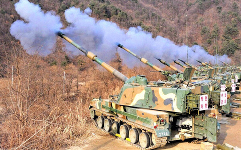 Mặc dù pháo tự hành Koalitsiya-SV hiện đang cung cấp cho Nga lợi thế so với các đối thủ NATO, nhưng có thể gặp bất lợi trước loại pháo tự hành của nước láng giềng Đông Á là Hàn Quốc với loại Thunder K-9, cũng là một đối thủ tương đương về hiệu suất. 