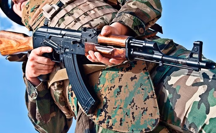 Các chuyên gia của công ty vũ khí Kalashnikov (Nga), tiết lộ loại súng AK do nước ngoài sản xuất, mà khách hàng không bao giờ nên mua và lý do tại sao. Dưới đây là danh sách các quốc gia sản xuất súng AK tệ nhất, mà khách hàng có thể tìm thấy trên thị trường vũ khí toàn cầu.