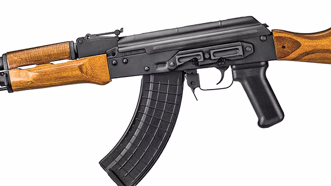 Một nhà sản xuất AK-47 cẩu thả khác của Mỹ là Century Arms, công ty này sản xuất những khẩu AK-47 được gọi là khẩu súng “hai trong một”, vừa là súng máy vừa là lựu đạn cầm tay. Nó khác với một quả lựu đạn bình thường ở chỗ, nó có thể phát nổ bất cứ lúc nào, Onokoy nói đùa.