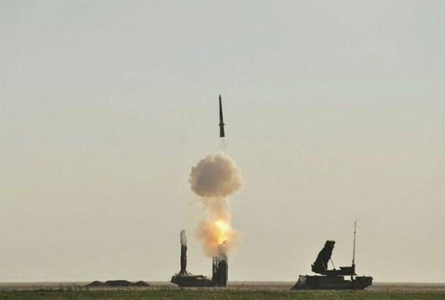 Trong số vũ khí phòng không trên, hệ thống phòng không S-400 có tên lửa 40N6 có tầm bắn hiệu quả tối đa 340 km; hệ thống có thể theo dõi 40 mục tiêu cùng lúc và dẫn đường cho 10 tên lửa tiêu diệt mục tiêu cùng lúc.