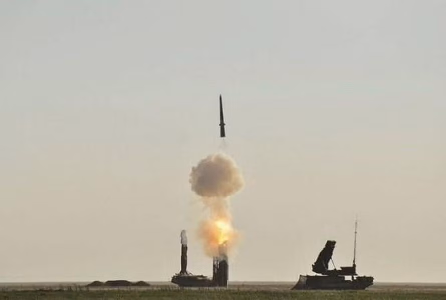 Trong số vũ khí phòng không trên, hệ thống phòng không S-400 có tên lửa 40N6 có tầm bắn hiệu quả tối đa 340 km; hệ thống có thể theo dõi 40 mục tiêu cùng lúc và dẫn đường cho 10 tên lửa tiêu diệt mục tiêu cùng lúc.