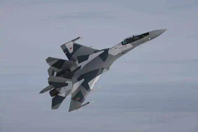 Trong khi đó, chiến đấu cơ Su-35 và Su-30 của Nga tuy cùng thế hệ với F-16 của Mỹ, nhưng đều là những chiến đấu cơ thế hệ 4 hàng đầu thế giới và mới sản xuất. Trong đó, Su-35 được xếp loại máy bay thế hệ 4++ và đã bắn rơi nhiều máy bay chiến đấu của Ukraine.