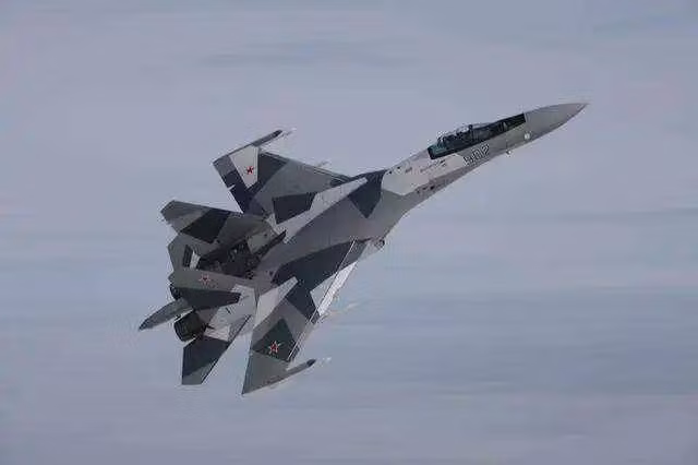 Trong khi đó, chiến đấu cơ Su-35 và Su-30 của Nga tuy cùng thế hệ với F-16 của Mỹ, nhưng đều là những chiến đấu cơ thế hệ 4 hàng đầu thế giới và mới sản xuất. Trong đó, Su-35 được xếp loại máy bay thế hệ 4++ và đã bắn rơi nhiều máy bay chiến đấu của Ukraine.