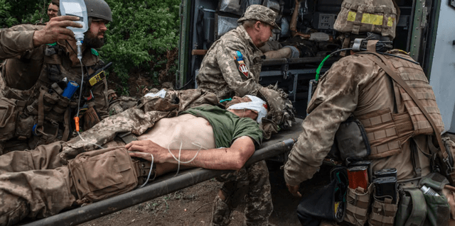 Quân đội Nga đã sử dụng các cuộc không kích và pháo kích để khiến binh lính Ukraine phải sơ tán theo đường thoát hiểm, biến những con đường này, thành những "cung đường tử thần". Đồng thời làm cho Quân đội Ukraine mất tinh thần.