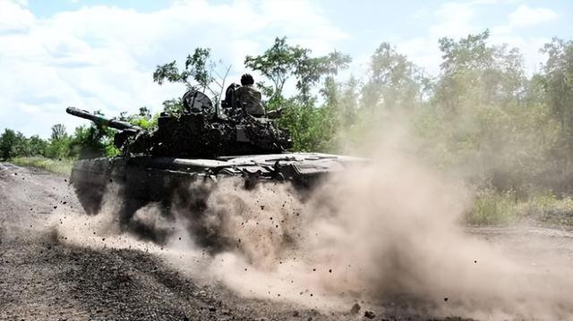 Tuy nhiên, Quân đội Nga không trực tiếp tấn công Seversk, mà tiến hành chiến thuật bao vây thành phố 3 mặt, sau đó để lại một lối đi về phía tây. Cách làm này quen thuộc với Quân đội Nga.