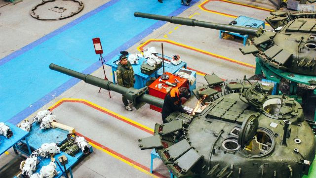 T-80BVM được trang bị giáp phản ứng nổ (ERA) Relikit, cũng như hệ thống điều khiển hỏa lực Irtysh. Kính ngắm của pháo thủ có tên gọi là Sosna-U cũng được sử dụng trên xe tăng này, tương tự như hệ thống kính ngắm trên xe tăng T-90A. Ảnh: Pinterest.