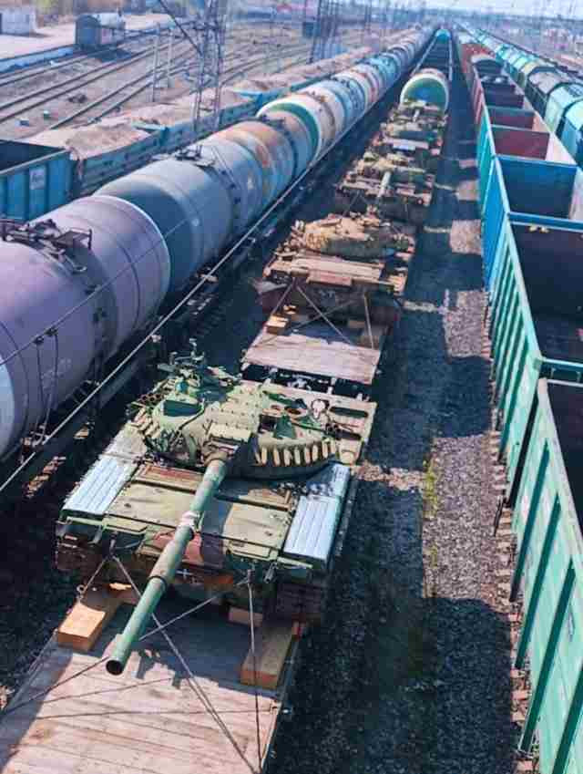 Những chiếc xe tăng T-80BV không còn nhiều thiết bị, như hệ thống bảo vệ chủ động và giáp tăng cường. Hiện chưa rõ các thiết bị bên trong xe tăng, như hệ thống điều khiển hỏa lực, liệu có hoạt động được nữa hay không? Quan sát từ các bức ảnh cho thấy, ngay cả các hệ thống quang điện cũng đã bị tháo dỡ. Ảnh: BM.