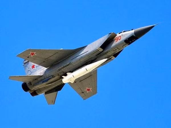 Trong quá khứ, những gì Đồng minh đã làm với cỗ máy quân sự của Đức trong Thế chiến thứ hai, nhằm bóp nghẹt nền công nghiệp quốc phòng của Đức quốc xã, khi cố tìm “nút thắt cổ chai” của công nghiệp quốc phòng Đức, lúc đầu là các nhà máy sản xuất ổ bi; cuối cùng Đồng minh thấy rằng, đánh vào các nhà máy lọc dầu của Đức là hiệu quả nhất. 