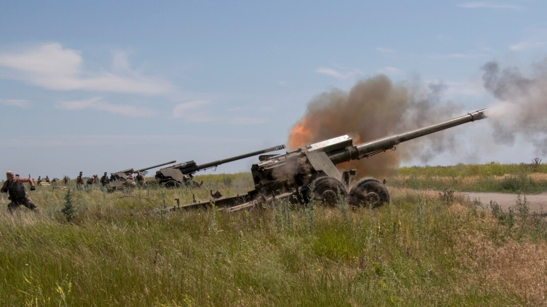 “Quân đội Ukraine đang bắn vào chúng tôi bằng pháo 122 mm và súng cối 120 mm! Những tiếng nổ rất lớn ở vùng ngoại ô phía bắc và tây bắc của Donetsk. Quân Ukraine tung ra những đợt pháo kích cực mạnh”; một người dùng mạng xã hội chia sẻ.