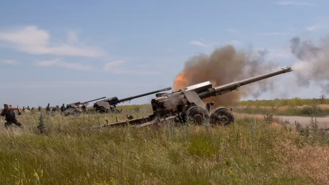 “Quân đội Ukraine đang bắn vào chúng tôi bằng pháo 122 mm và súng cối 120 mm! Những tiếng nổ rất lớn ở vùng ngoại ô phía bắc và tây bắc của Donetsk. Quân Ukraine tung ra những đợt pháo kích cực mạnh”; một người dùng mạng xã hội chia sẻ.