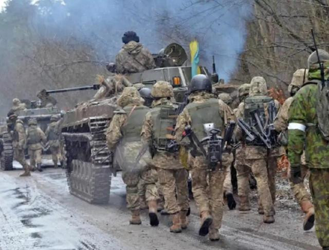 Theo truyền thông Nga, binh sĩ Tiểu đoàn Azov đã tự đào một đường hầm, để nối khu vực Nhà máy thép Azovstal với đường hầm thoát nước thải của khu vực đô thị lân cận, gần tòa thị chính Mariupol. Sau khi nối thông, ngay lập tức Tiểu đoàn Azov tổ chức nhiều đội xung kích, nhằm mở một cuộc tiến công đột phá. 