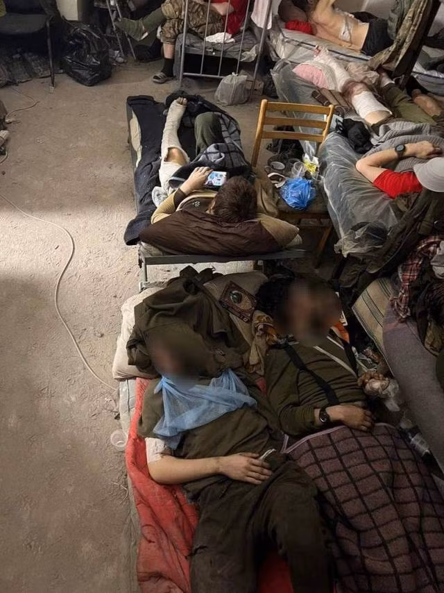 Bây giờ tình hình dưới các tầng hầm và đường hầm của khu vực Nhà máy thép vô cùng tồi tệ, nguồn vật chất dự trữ còn rất hạn chế, cùng với trận chiến khốc liệt từng ngày, nên tình thế rất khó khăn. Nhưng dù điều kiện có khó khăn như vậy, Tiểu đoàn Azov thề chiến đấu đến cùng. 