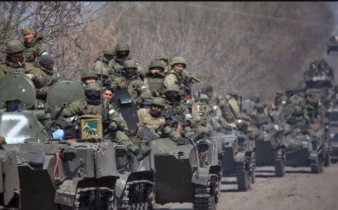 Nếu Quân đội Nga muốn duy trì một chiến dịch tấn công mạnh mẽ và liên tục, thì hàng tháng nước này phải bổ sung cho chiến trường hàng chục nghìn tân binh để tiến hành việc luân chuyển quân. Nhưng đây là một bài toán khó mà Nga không thể vượt qua, khi họ thiếu nghiêm trọng nguồn nhân lực.